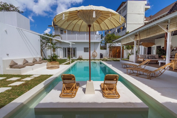 Vila luxo, 5 quartos, piscina particular, vista para a piscina | Piscina | Piscina externa, guarda-sóis, espreguiçadeiras