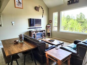 Smart TV, fireplace, DVD player, foosball - No Cleaning Fees, Spacious & Secluded Mountain Home, Pikes Peak Views, Hot Tub! (Cripple Creek)