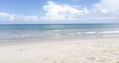 The Sand Castle - WALK TO BEACH!