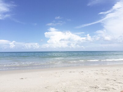The Sand Castle - WALK TO BEACH!