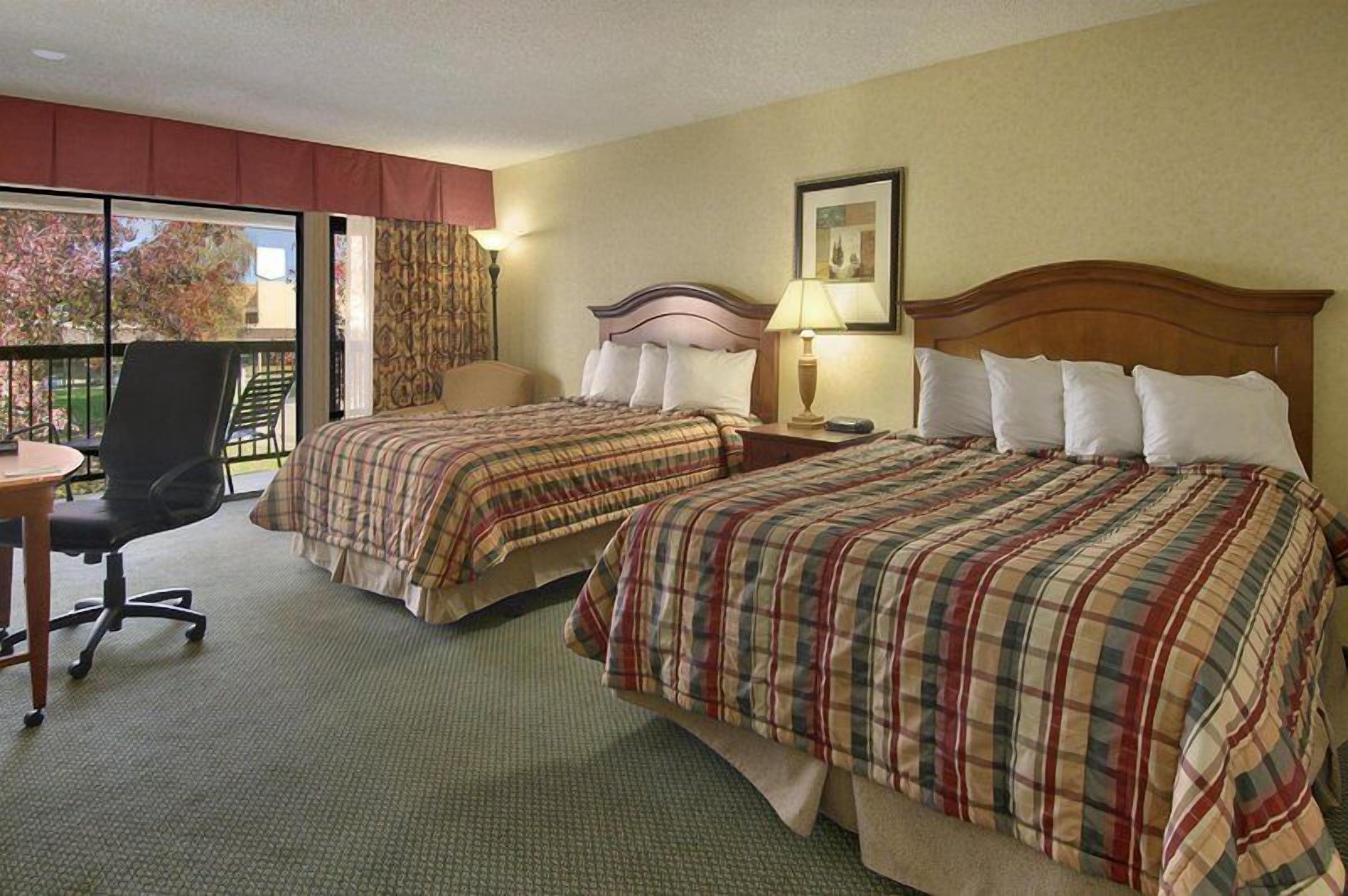 Romantic Vacay! Spacious Unit, Pool, Restaurant
