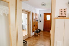 Interior - Holiday Apartment "Deine Rauszeit" with Mountain View, Private Terrace and Wi-Fi (Seebach)