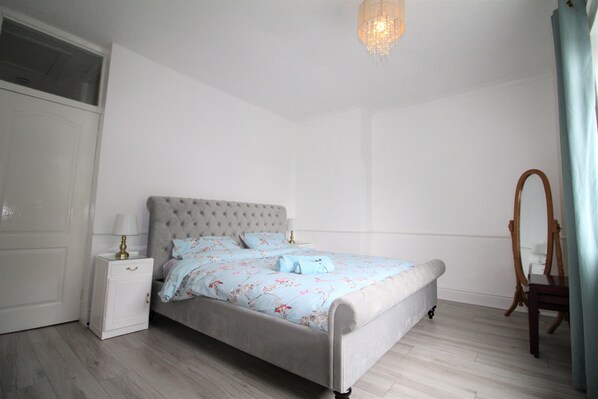 2 bedrooms, iron/ironing board, WiFi, bed sheets