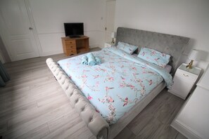 2 chambres, fer et planche à repasser, Wi-Fi, draps fournis