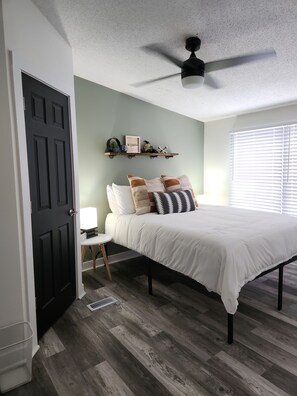 3 bedrooms, desk, iron/ironing board, travel cot - Family-friendly home on the outskirts of Lynchburg. 18 mins from LU. (Forest)