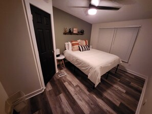 3 chambres, bureau, fer et planche à repasser, lit parapluie