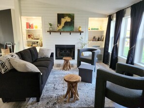 Smart TV, books, stereo, computer monitors - Family-friendly home on the outskirts of Lynchburg. 18 mins from LU. (Forest)