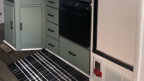 Fridge, microwave, stovetop, cookware/dishes/utensils - On the water RV with Breathtaking Views (Beaubassin East)