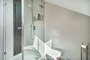 Douche, séchoir à cheveux, serviettes fournies
