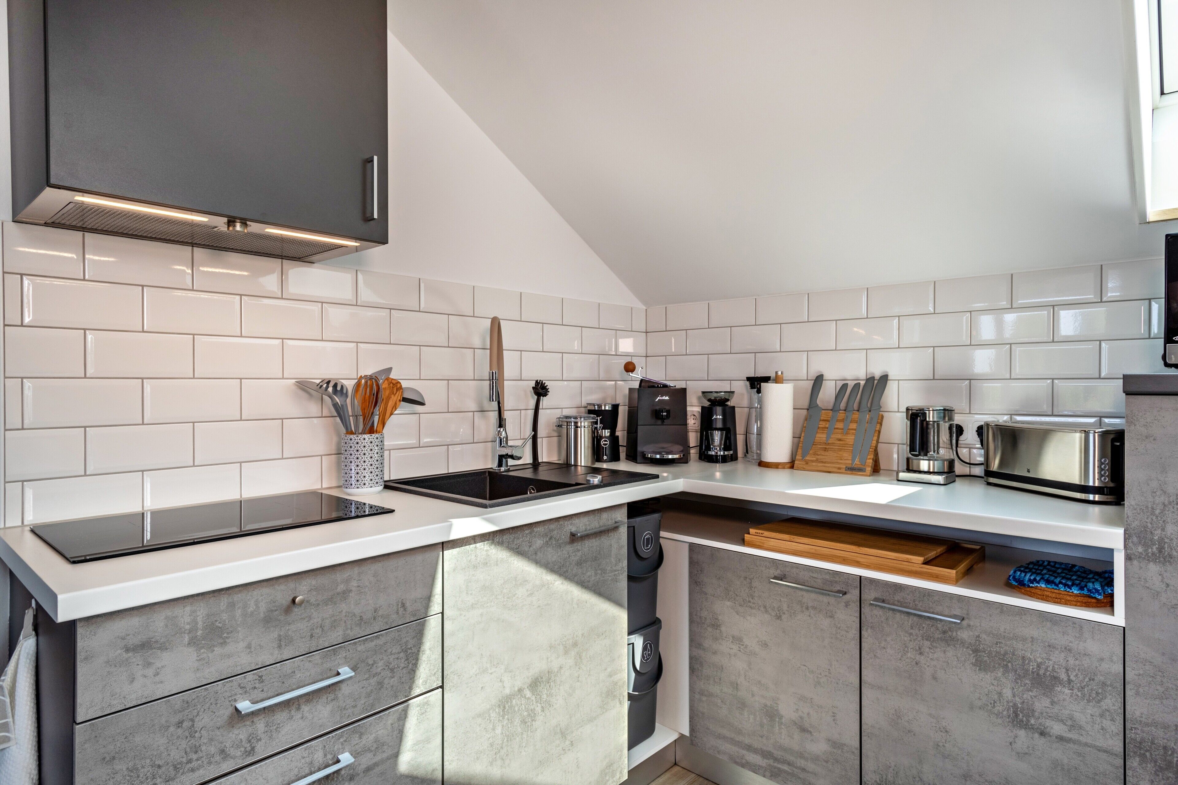 Kühlschrank, Mikrowelle, Herdplatte, Geschirrspüler