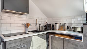 Kühlschrank, Mikrowelle, Herdplatte, Geschirrspüler