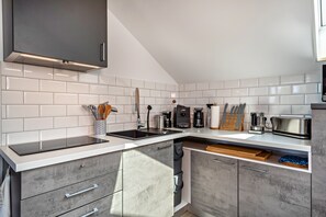 Frigorifero, microonde, piano cottura, lavastoviglie