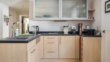 Réfrigérateur, micro-ondes, four, plaque de cuisson