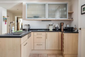 Fridge, microwave, oven, stovetop - Holiday Apartment "Feine Natur" with Wi-Fi (Bahlingen am Kaiserstuhl)