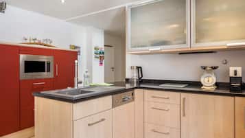 Kühlschrank, Mikrowelle, Ofen, Herdplatte