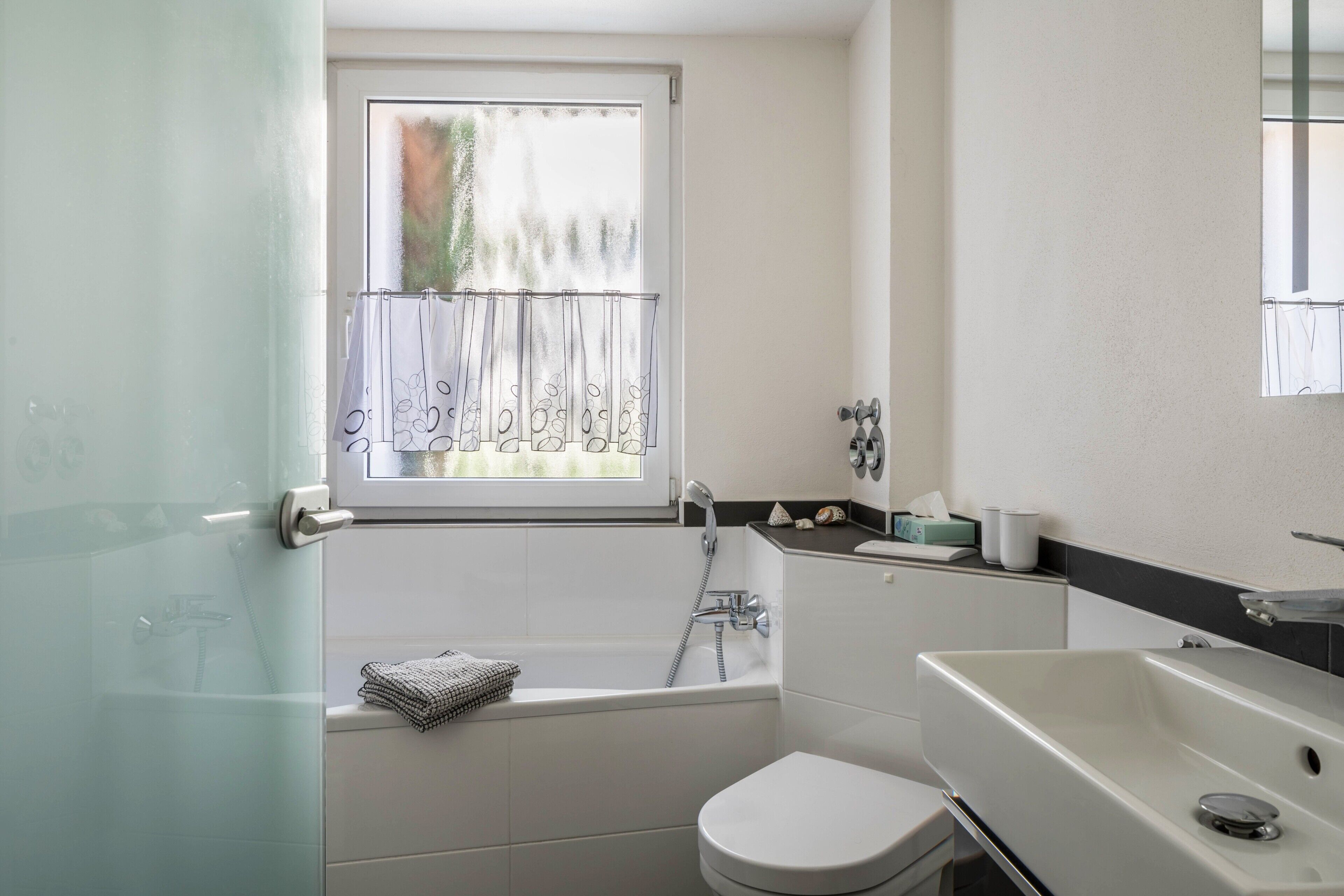 Badewanne, Haartrockner, Handtücher
