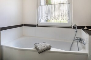 Kylpyamme, hiustenkuivaaja, pyyhkeet