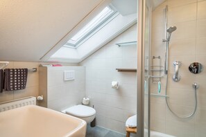 Shower, free toiletries, hair dryer, towels - Apartment 'Haus Braun' with Shared Garden, Balcony, and Wi-Fi (Wasserburg)