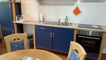 雪櫃、微波爐、焗爐、爐具