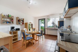 Cafetera i tetera, frigorífic, microones i forn 