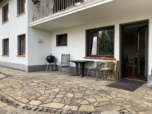 Outdoor dining - Apartment 'Oreste' with Private Terrace, Private Garden and Wi-Fi (Overath)