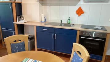 Een koelkast, een microgolfoven, een oven, een kookplaat