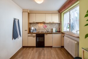 Kjøleskap, ovn, kokeplater og kaffetrakter/tekoker