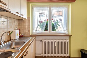 Réfrigérateur, four, plaque de cuisson, cafetière/bouilloire