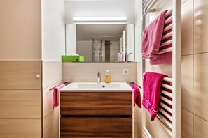 Shower, hair dryer, towels - Apartment 'Haus Irma' with Mountain View, Balcony and Wi-Fi (Höchenschwand)