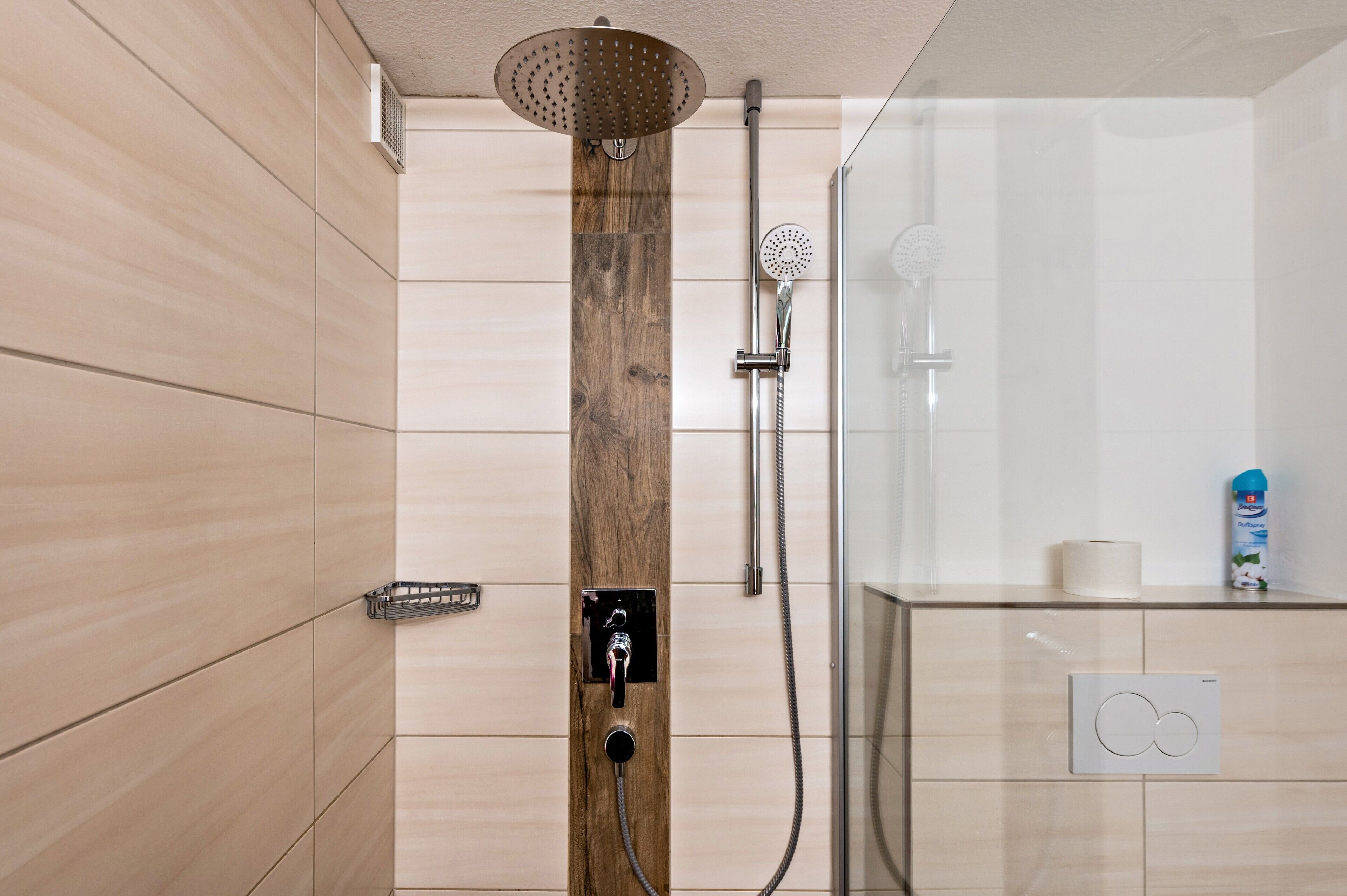 Een douche, een haardroger, handdoeken