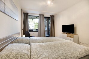 1 bedroom, free WiFi, bed sheets - Holiday Apartment "Maja Am Yachthafen" with Sea View, Balcony & Wi-Fi (Bad Zwischenahn)