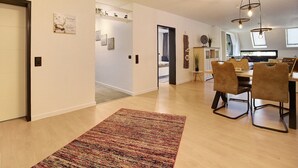 Un interior moderno con comedor, cocina y sala de estar.