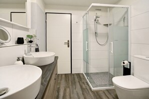 Dusche, Haartrockner, Handtücher