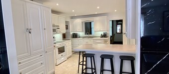 NOHO Estate. A cozy farmhouse retreat just 5 minutes from downtown Collingwood!