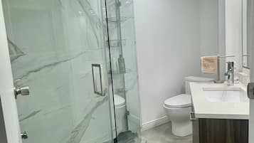 Douche, articles de toilette écologiques, séchoir à cheveux