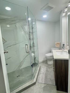 Regadera, amenidades de baño ecológicas, secadora de cabello, toallas