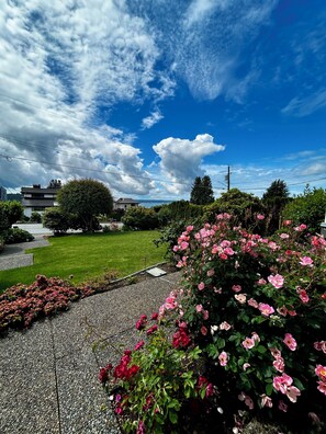 Property grounds - Private guest room with separate washroom and entrance (West Vancouver)