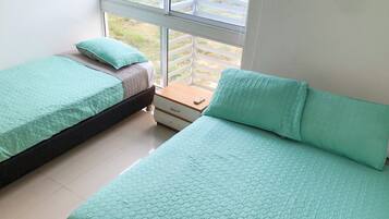 3 slaapkamers, een strijkplank/strijkijzer, gratis wifi, beddengoed
