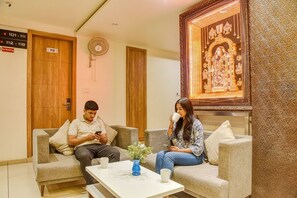 Lobby sitting area - Fabhotel Om Palace (Bhopal)