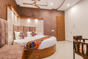 Egyptian cotton sheets, premium bedding, in-room safe, free WiFi - Fabhotel Meridian Inn (Kharar)