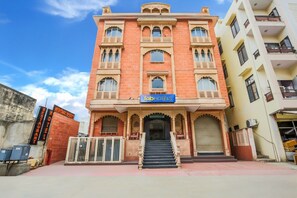 Property entrance - FabHotel Tipsyy Inn Suites (Jaipur)