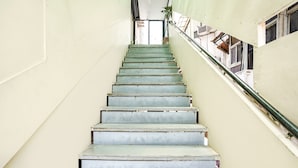 Un escalier doté d’une rampe et offrant une vue sur l’extérieur.