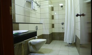 Shower, rainfall showerhead, free toiletries, towels - Fabhotel Prime Chennai Deluxe (Chennai)