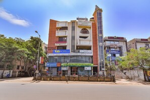Property entrance - Fabhotel Max Inn (Ahmedabad)