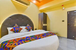 Egyptian cotton sheets, premium bedding, in-room safe, free WiFi - Fabhotel Max Inn (Ahmedabad)