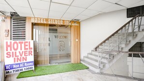 Lobby - Fabhotel Silver Inn (Ahmedabad)