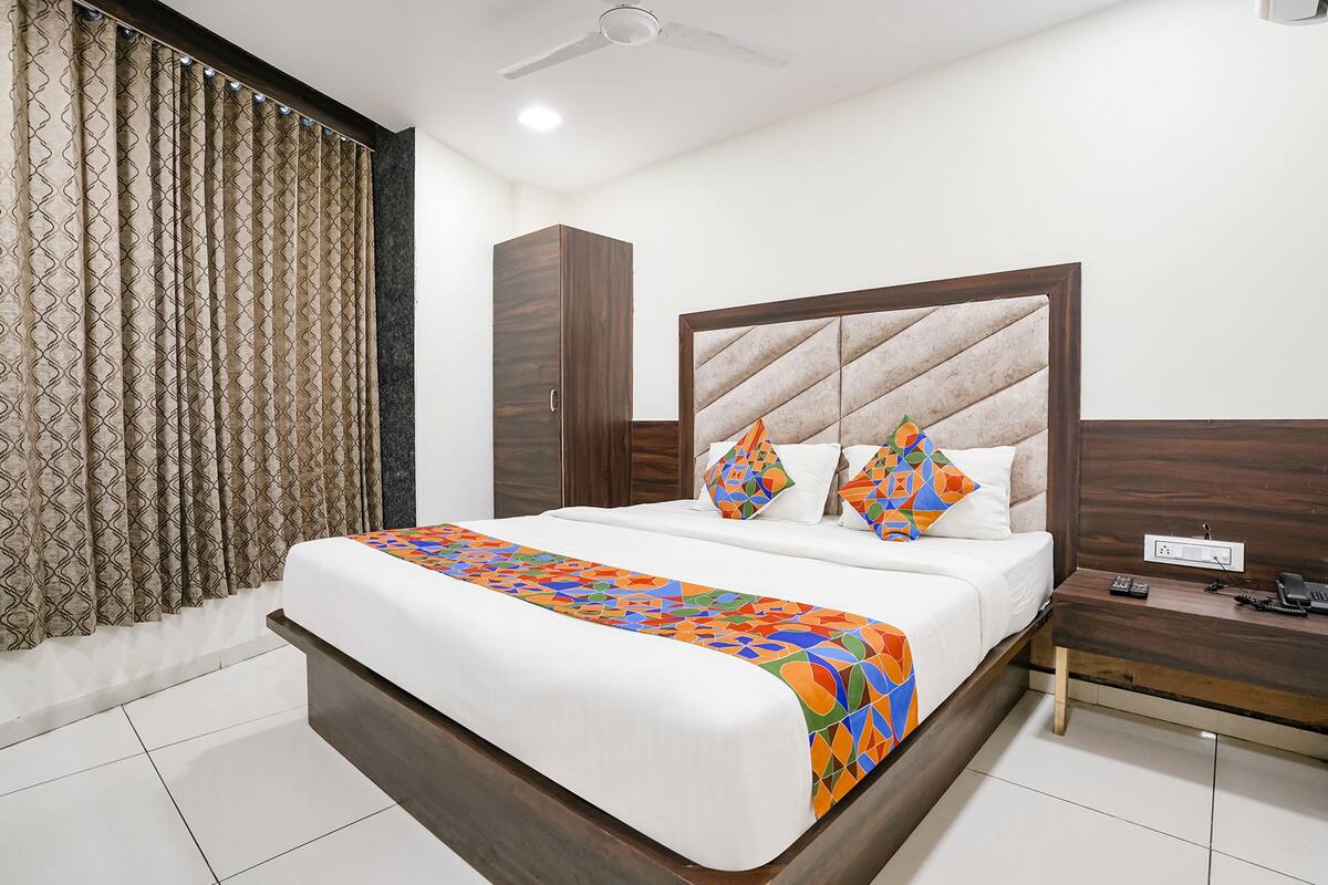 Deluxe Room | Egyptian cotton sheets, premium bedding, in-room safe, WiFi (free)