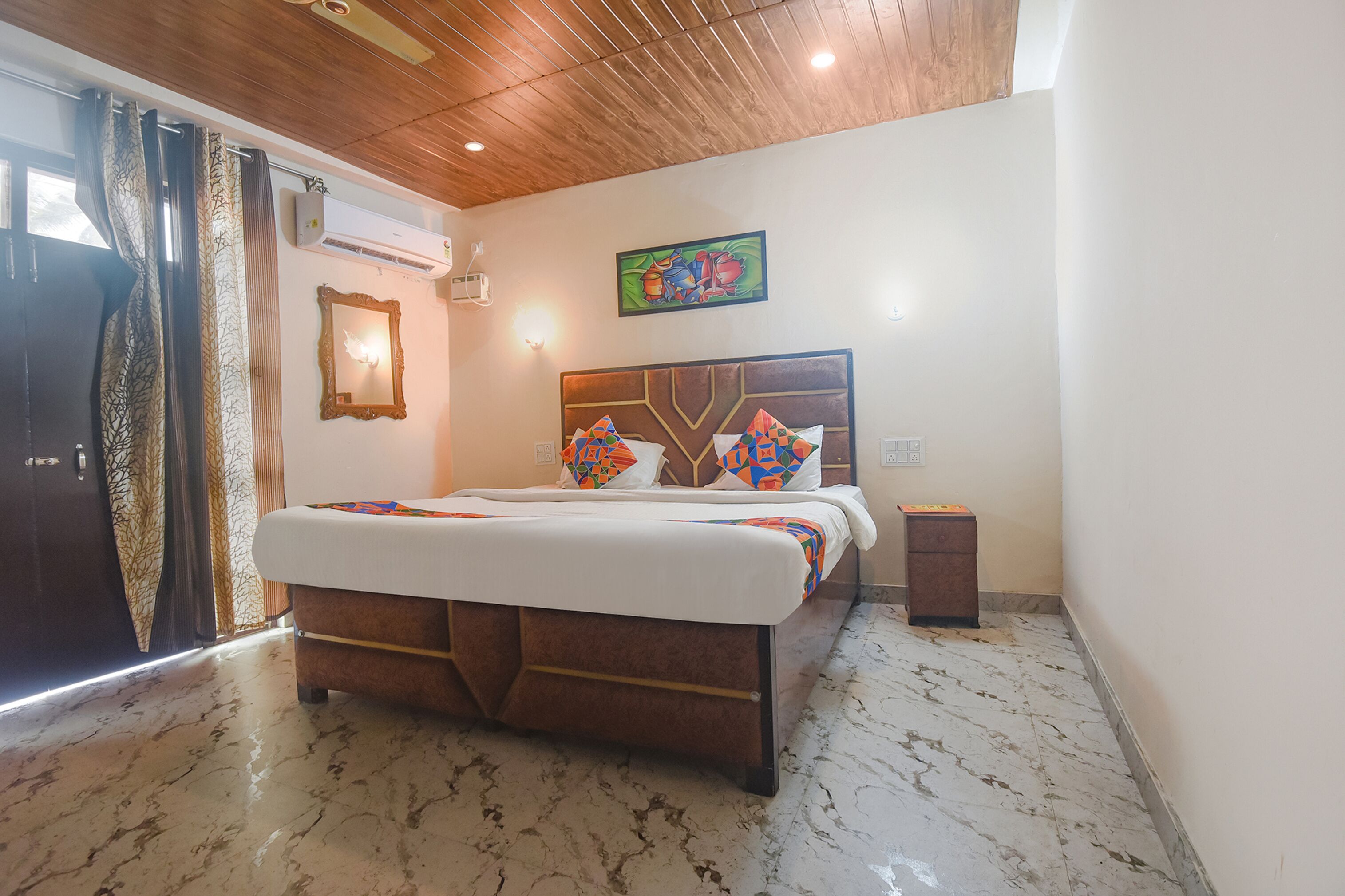 Egyptian cotton sheets, premium bedding, in-room safe, WiFi (free)