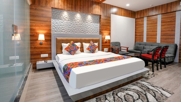 Un dormitorio moderno con una cama grande, un sofá y un escritorio.