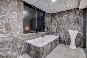 Shower, rainfall showerhead, towels - Fabhotel The Valentine (Surat)